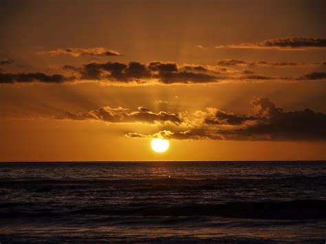  Le Soleil Couchant Sur La Plage Des Rêves : Une Mélodie Douce-Amère Qui Embaume L'Air de Nostalgie et de Joie Fragile