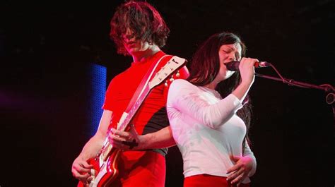  Seven Nation Army, une ode explosive aux riffs hypnotiques et à la mélodie envoûtante